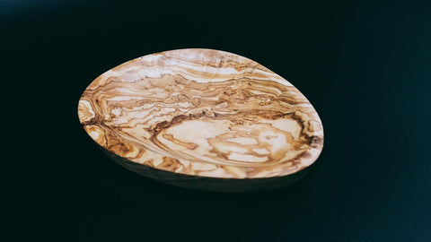 Teller in Eierform aus Olivenholz